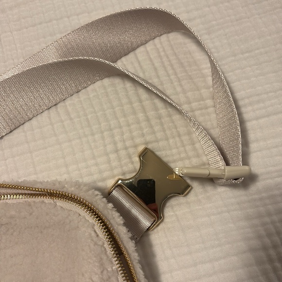 NWOT Lululemon Everywhere Belt Bag 2.0 fleece - Picture 2 of 6
